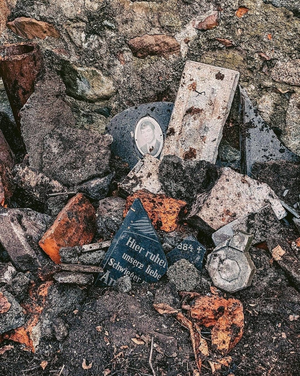 Разбитые могильные камни у Кирхи Шаакена