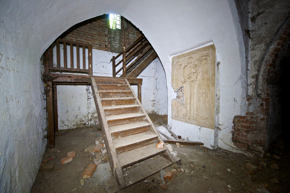 Кирха Домнау, Domnau, лестница внутри кирхи и фреска