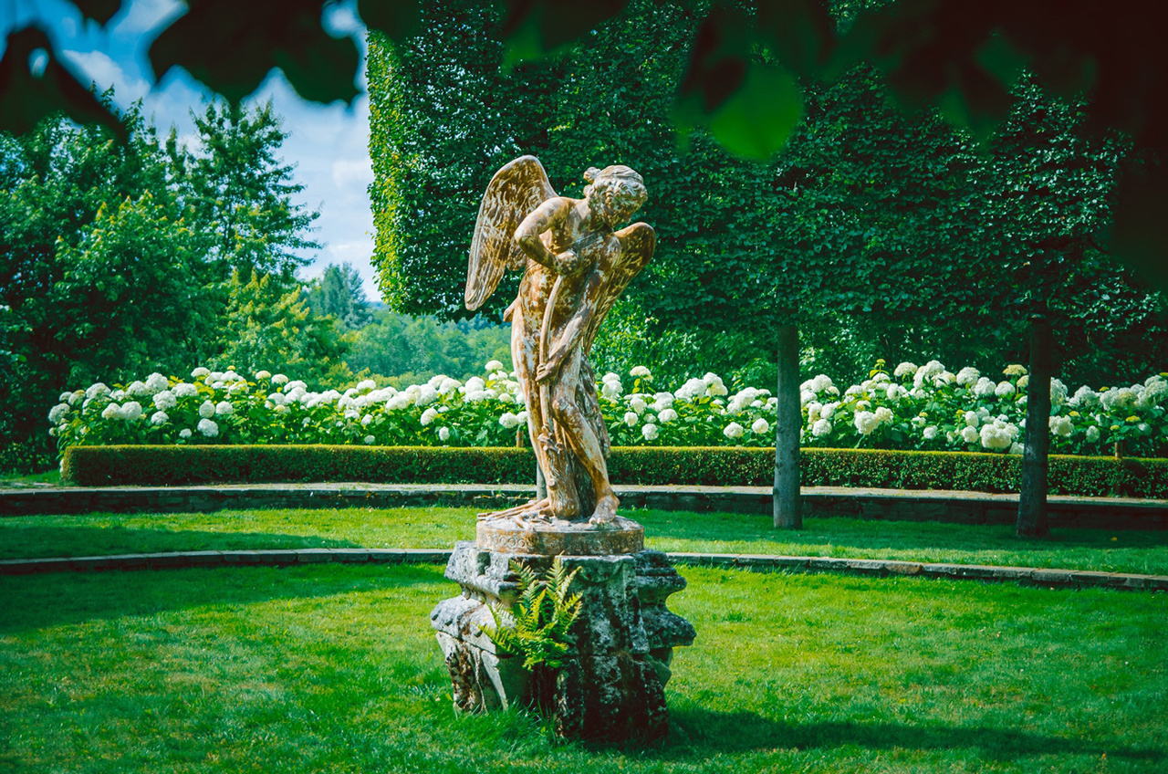Фигура ангела в парке Ореховно