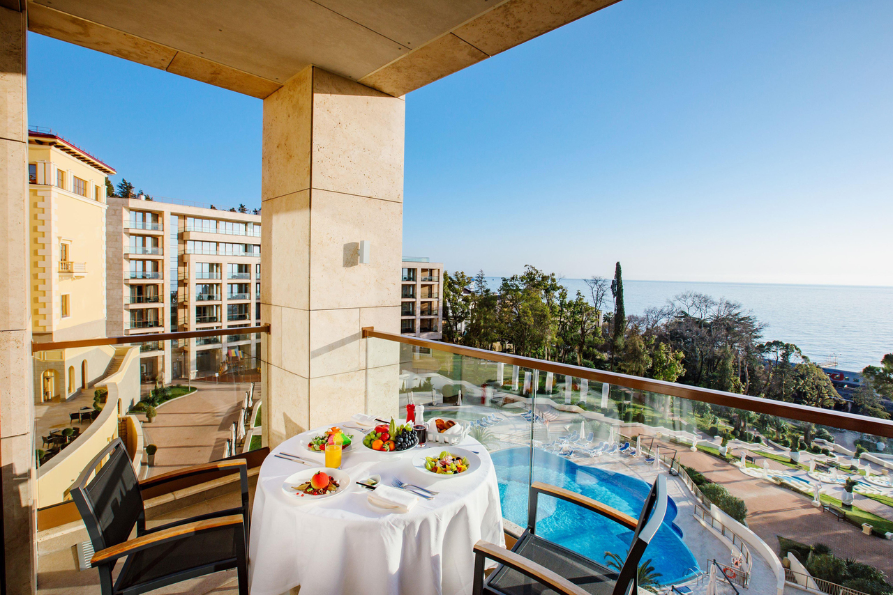 Завтрак на балконе номера в «Swissôtel Resort Сочи Камелия» с видом на море