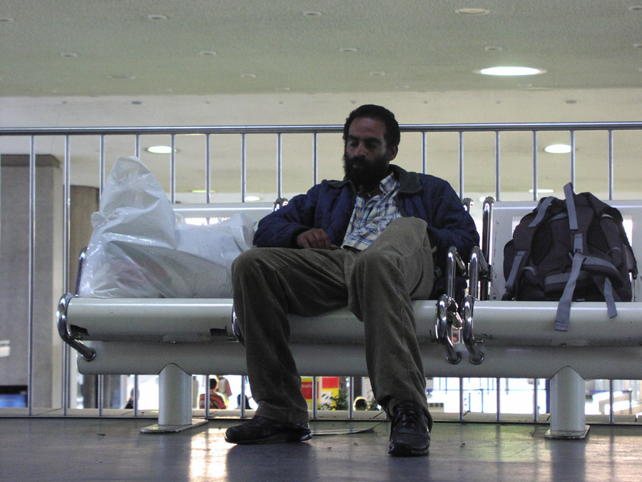 Бездомный в аэропорту США