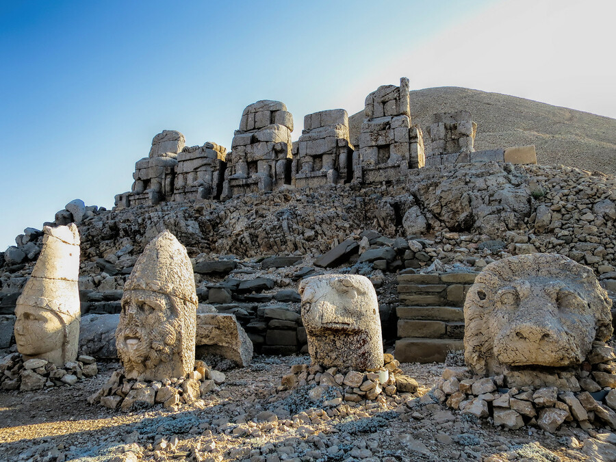 Статуи на горе Немрут-Даг в Турции 