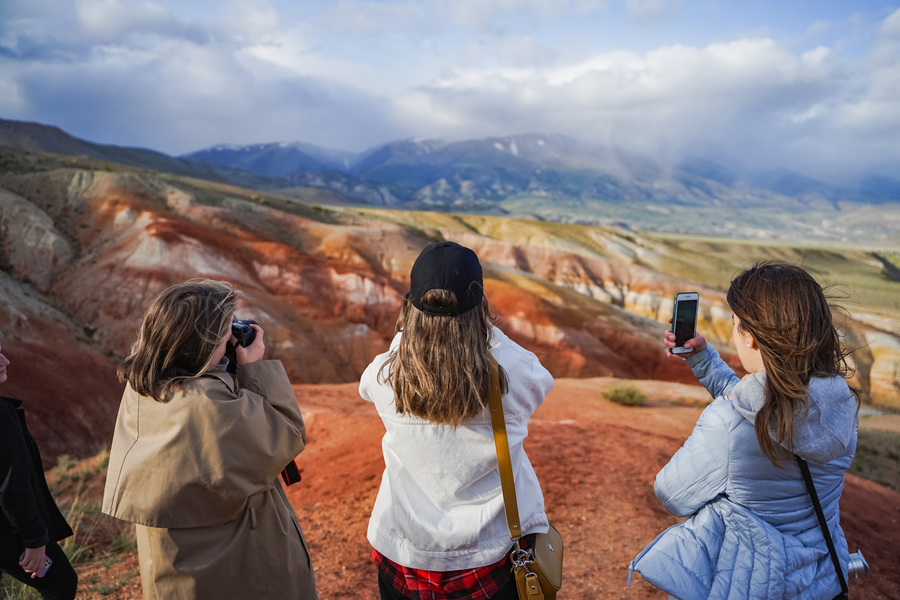 Девушки фотографируют Урочище Кызыл-Чин («Алтайский Марс»)