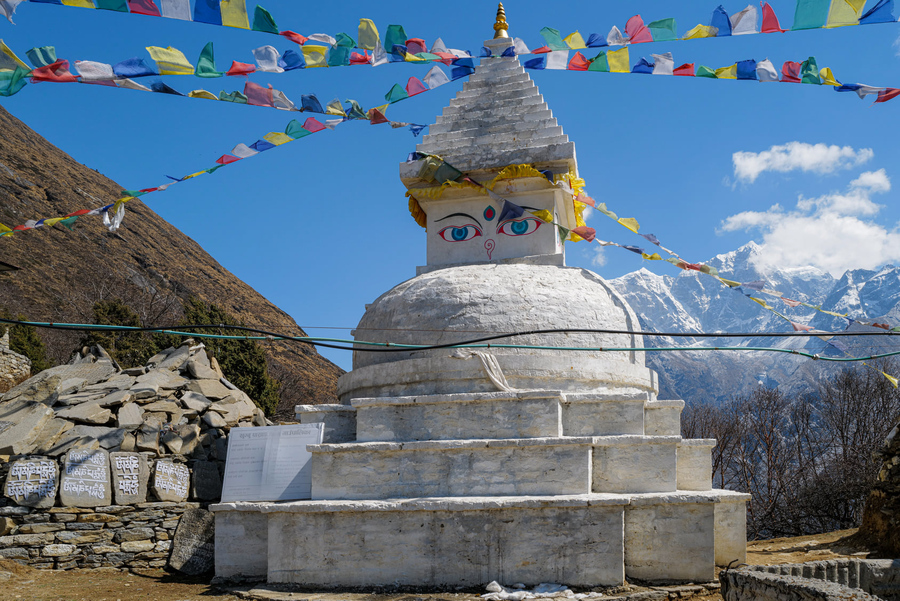 Ступа-чортен в горах Непала