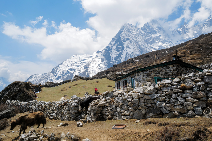 Альпинист машет другу в горах Непала
