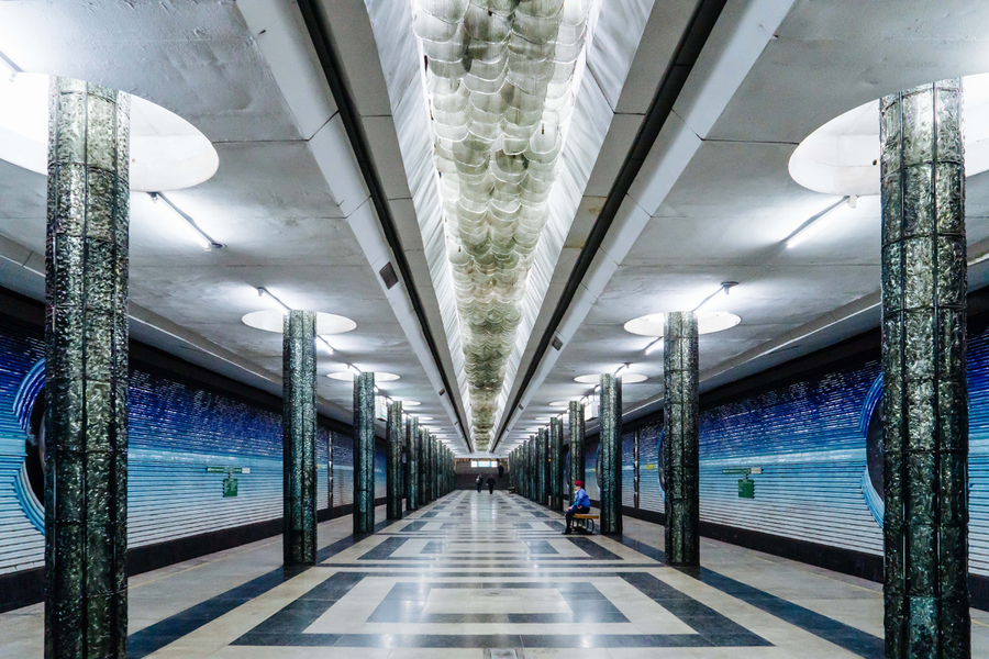 Станция метро "Космонавтов"