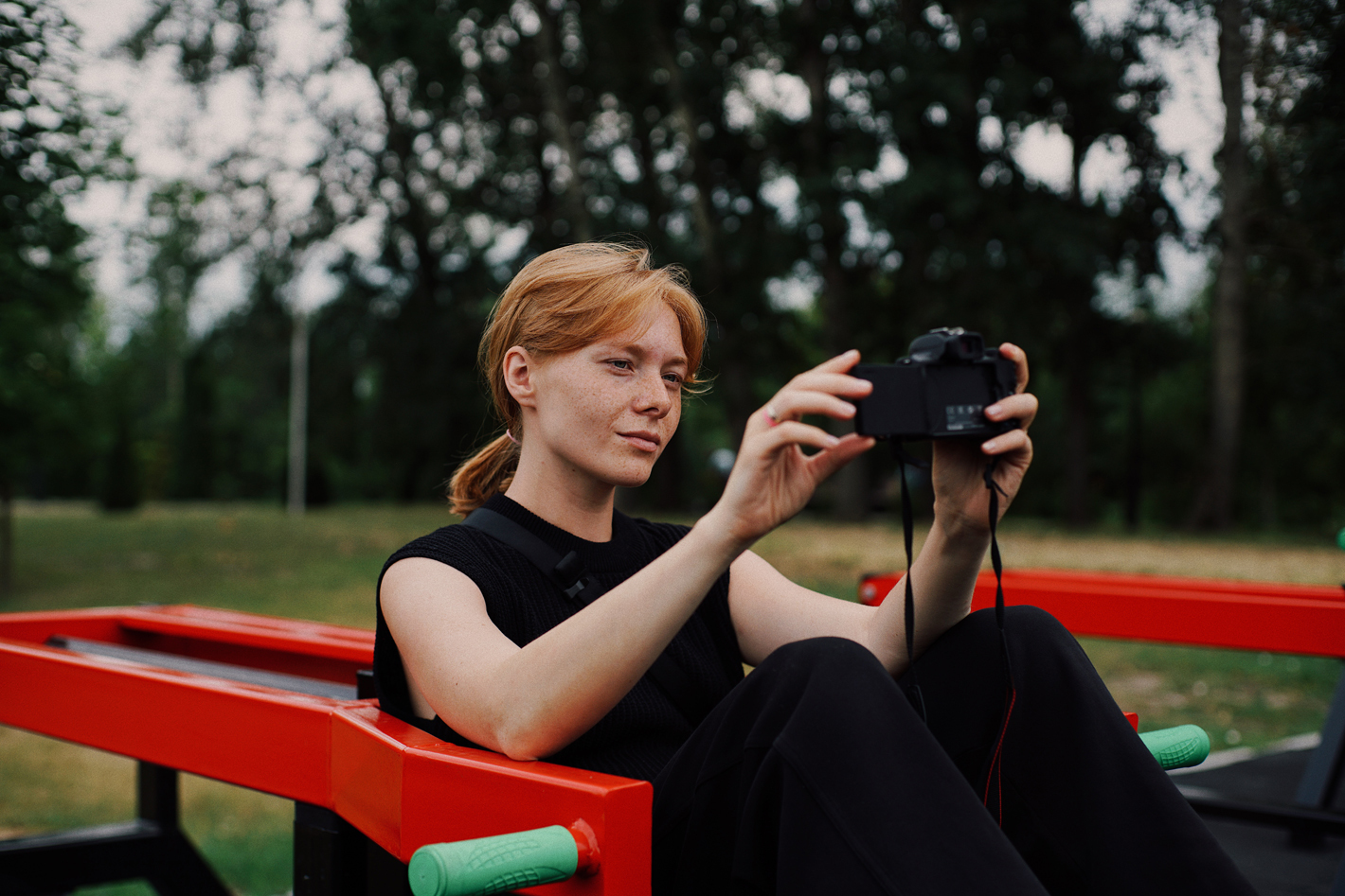 Девушка делает селфи на фотоаппарат Canon EOS M50 Mark II