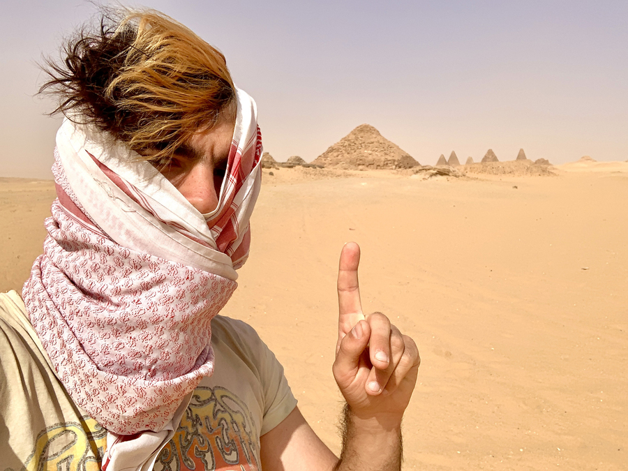  Вова Вайро в Судане у пирамид