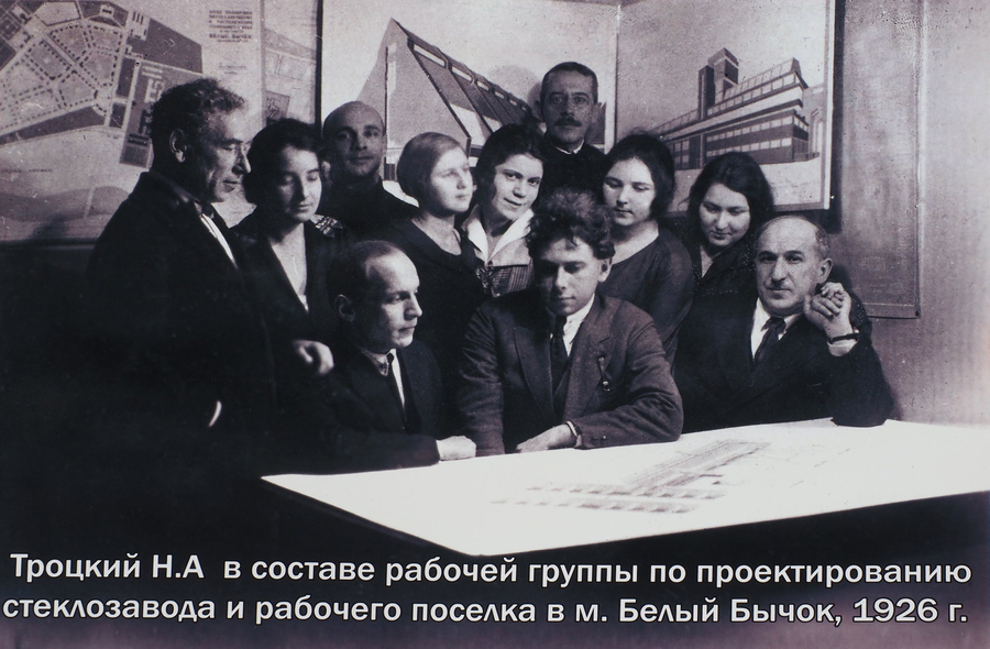 Ной Троцкий в составе рабочей группы по проектированию стеклозавода и рабочего поселка в м. Белый Бычок (Чагода), 1926 год