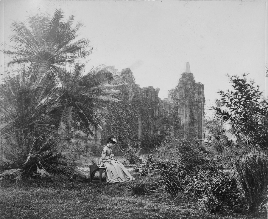 Готические руины с лианами в парке Баракпор, Британская Индия
