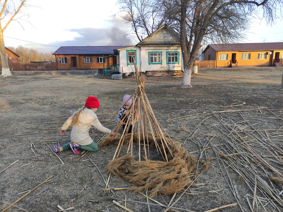 Местные дети строят шалаш
