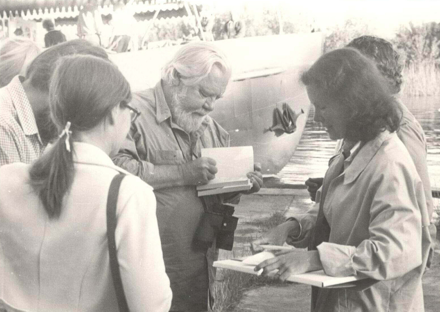 Писатель и натуралист Джеральд Даррелл раздает автографы научным сотрудникам Астраханского заповедника