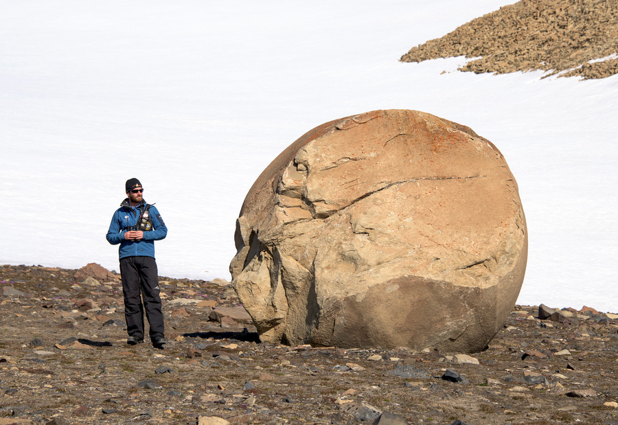 Круглый камень на острове Чамп