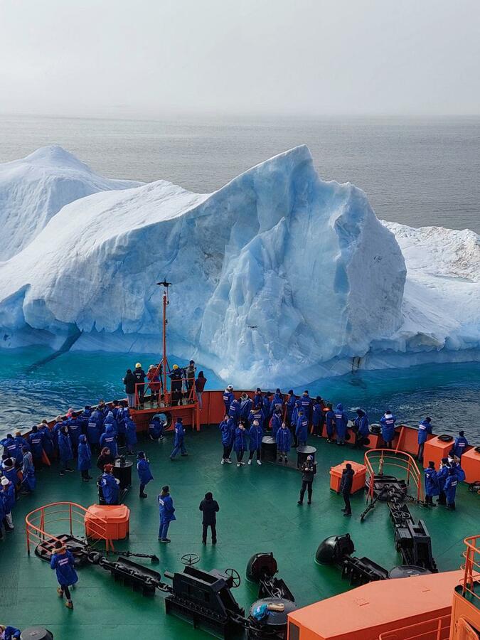 Атомный ледокол «50 лет Победы» у айсберга