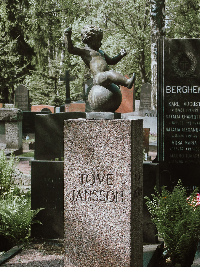 Туве Янссон похоронена на семейном участке семьи Янссон на кладбище Хиетаниеми в Хельсинки