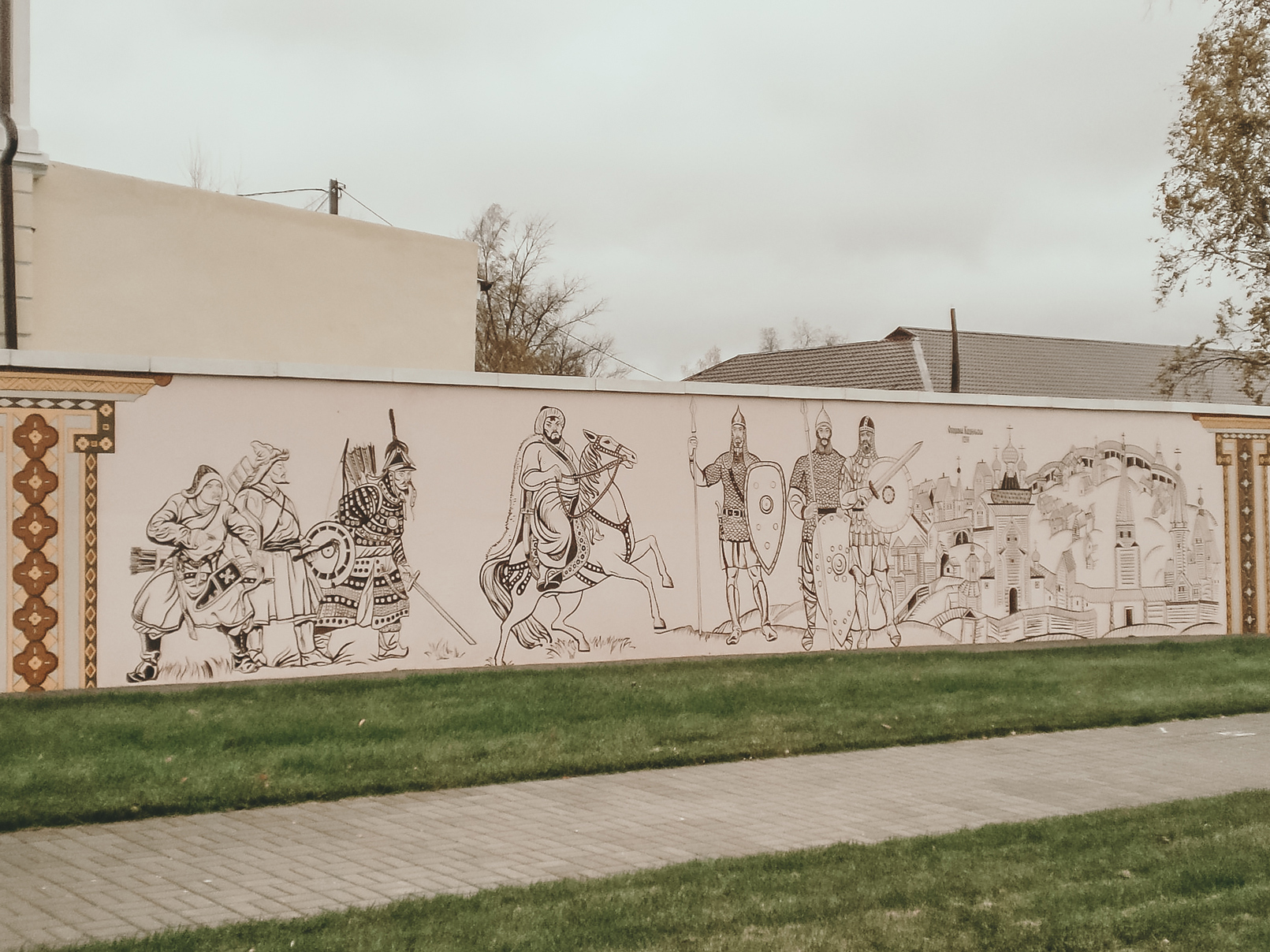 Мемориальная стена с изображением истории города Козельска