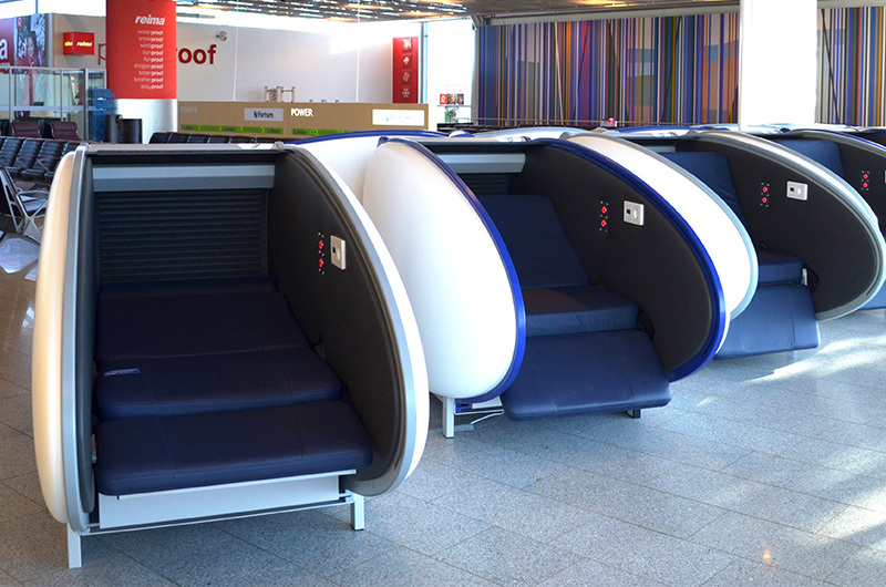 Эволюция скамейки: капсульные отели в аэропорте | Perito