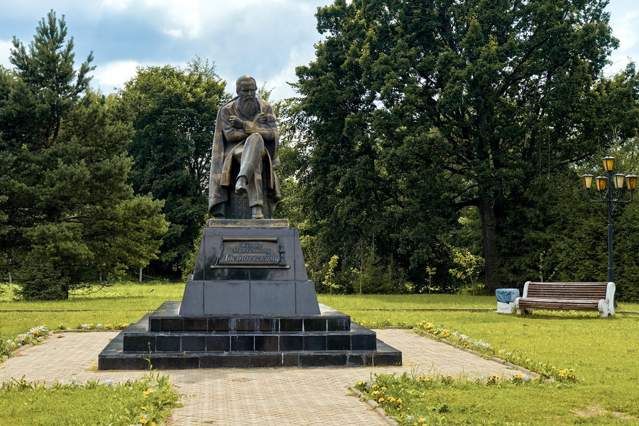 Памятник Фёдору Достоевскому в Старой Руссе