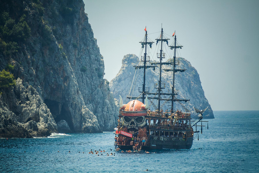 Морская прогулка на пиратском корабле в Аланье