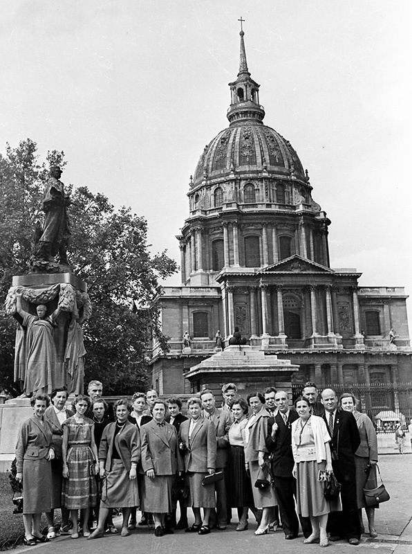 Группа советских туристов у базилики Сакре-Кер