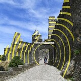 Крепость Каркассон во Франции украсили инсталляцией — оптической иллюзией