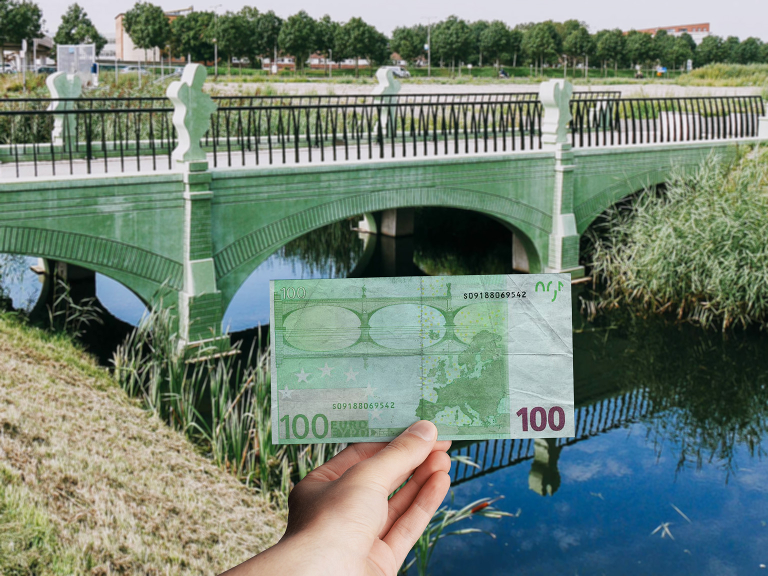 На какой купюре изображен мост. Мост на купюре. 100 Евро мост. Евро банкноты мосты. Мосты изображенные на банкнотах евро.