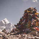 На Эвересте скапливаются горы мусора. В Непале его собрали и открывают галерею