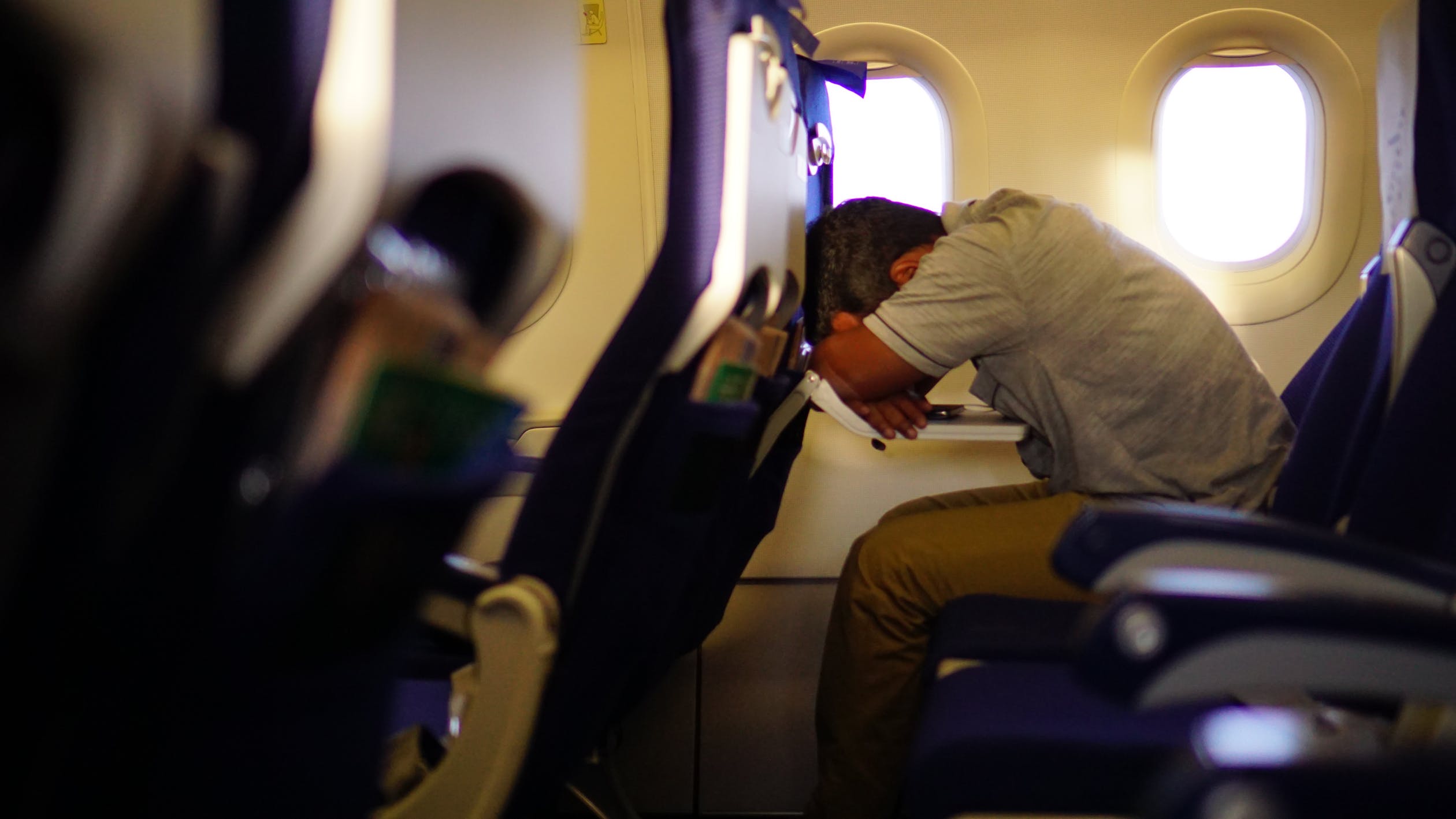 Спящие люди в России в самолете