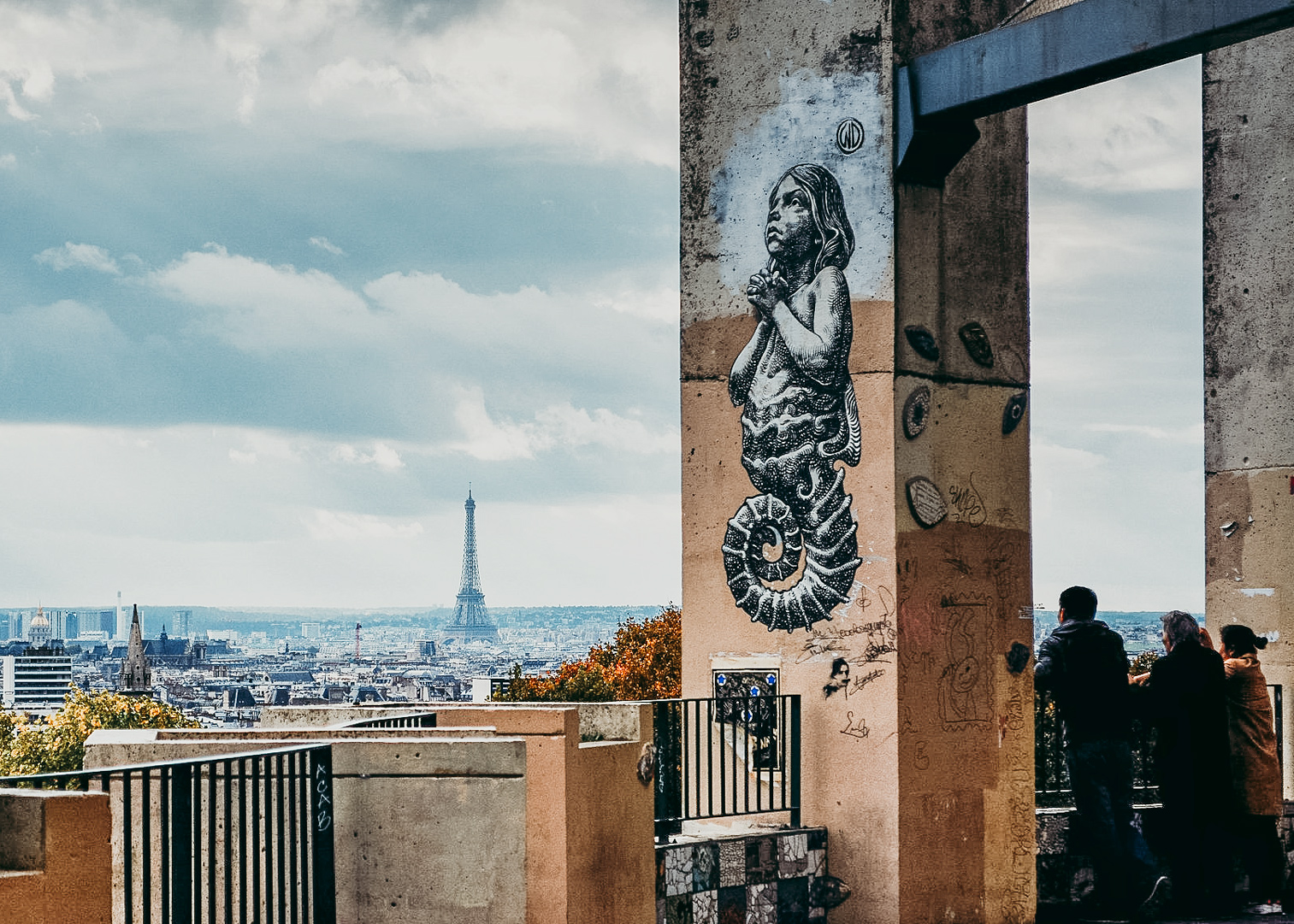 Paris 18. Бельвиль (Париж). Парк Бельвиль Париж. Парк Бельвиль с видом на башню. Архитектурный институт в Париже Бельвиль.