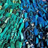 Арт-инсталляция на Бали: океаническая волна  из пяти тысяч резиновых тапочек около знаменитого Potato Head